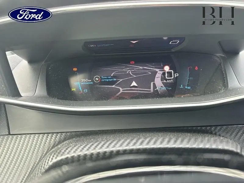 Affichage numérique du tableau de bord avec navigation et informations de conduite sur Peugeot 2008 blanc banquise.