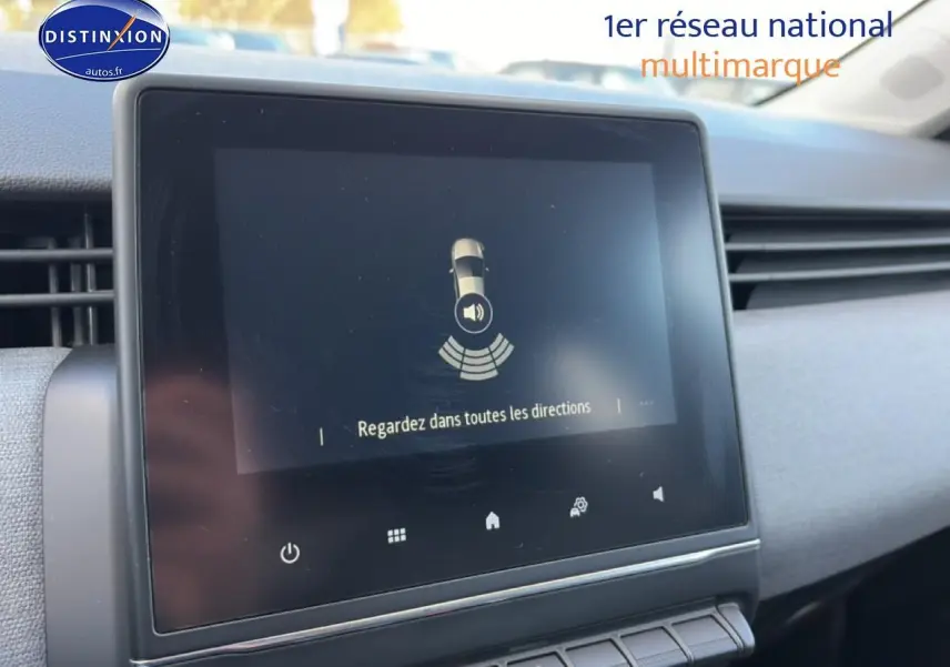 Écran tactile central affichant l'aide au stationnement dans l'habitacle gris clair d'une Renault Clio V 2025.
