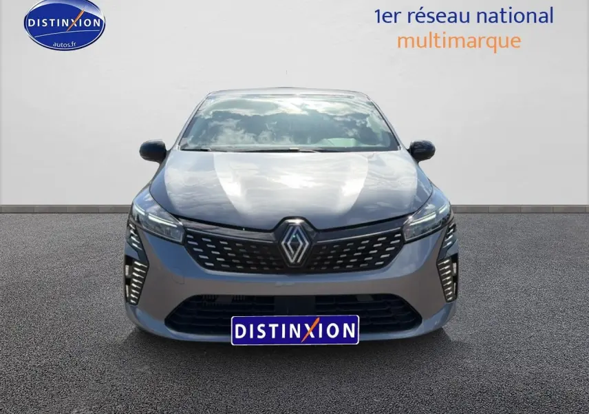 Vue frontale d'une Renault Clio V gris métal 2025 avec calandre noire et feux LED verticaux distinctifs.