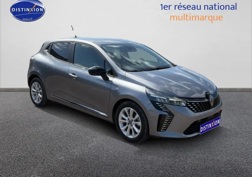 Renault Clio V gris métal vue 3/4 avant droit, avec phares LED et jantes alliage 16 pouces.