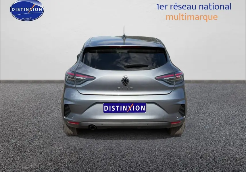 Vue arrière d'une Renault Clio V gris métal 2025 avec feux arrière LED et becquet intégré.