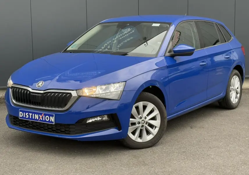 Vue 3/4 avant droite d'une Skoda Scala bleu Energy avec jantes alliage argent et calandre noire distinctive.