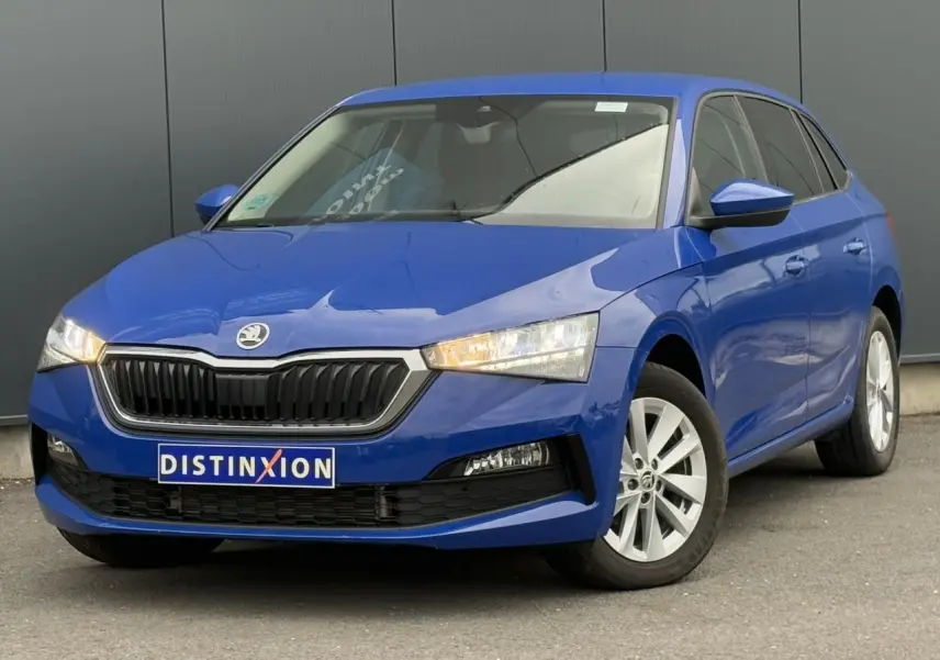 Vue 3/4 avant droite d'une Skoda Scala bleu Energy avec calandre noire et jantes alliage argentées.