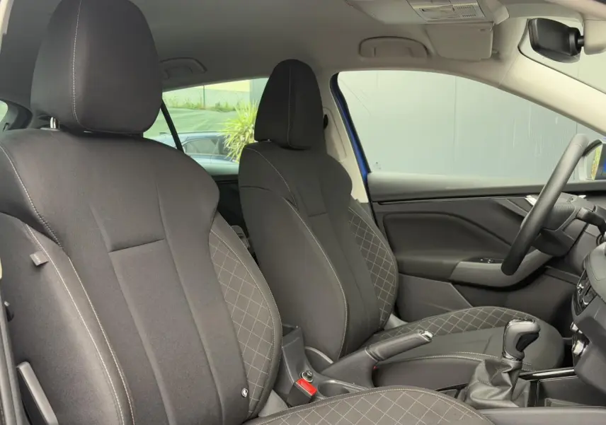 Intérieur de la Skoda Scala TSI 110 DSG Ambition 2024 en bleu Energy, vue côté droit sur sièges noirs et console centrale.