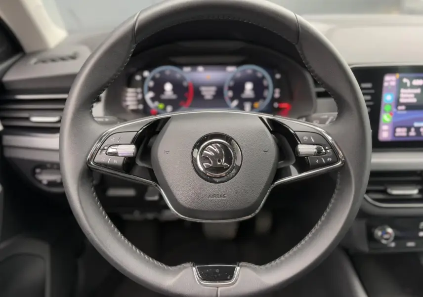 Volant cuir noir multifonctions de la Skoda Scala 2024 avec tableau de bord digital et écran tactile Apple Car Play.