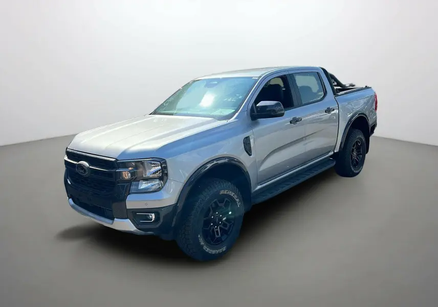 Ford Ranger 2025 gris iconic en 3/4 avant droit avec roues tout-terrain et barres de protection sur la benne