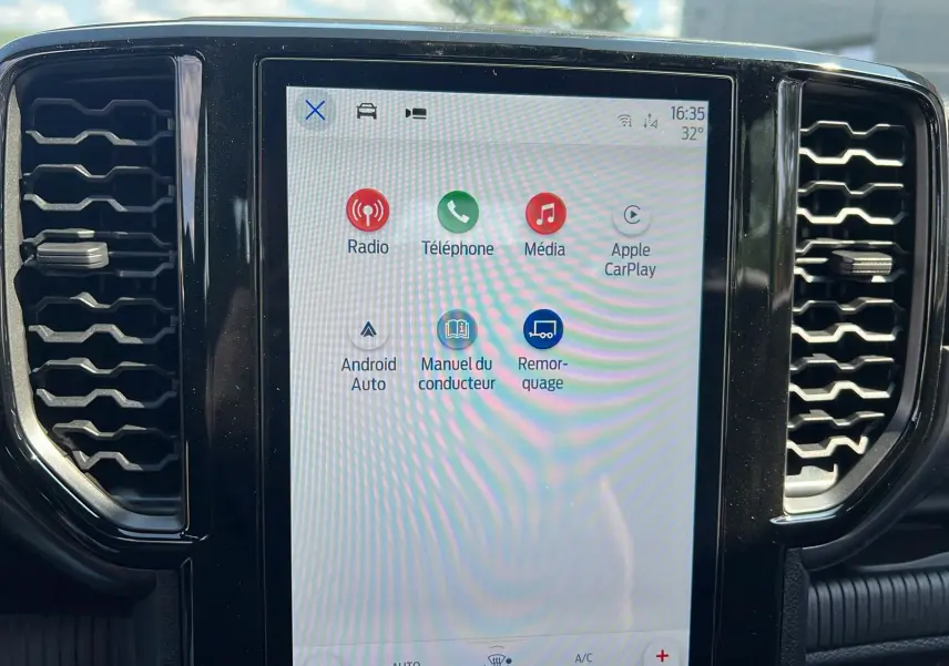 Écran tactile central du Ford Ranger 2025 gris iconic affichant les options Radio, Téléphone, Média et Apple CarPlay.