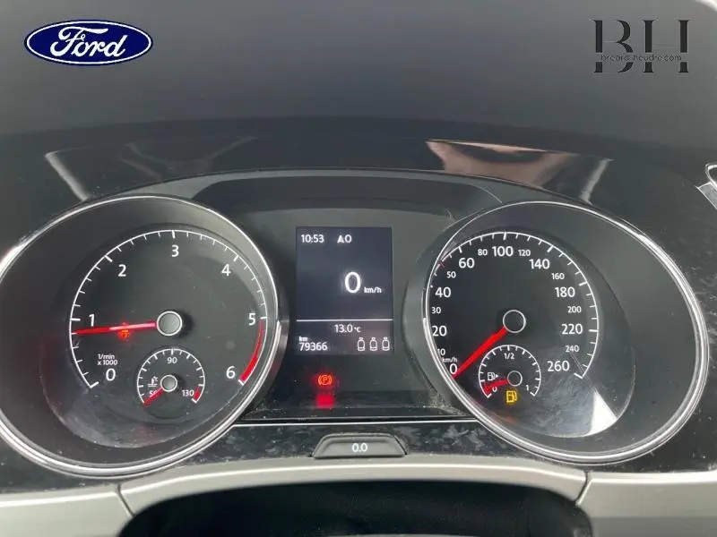 Tableau de bord noir avec compte-tours et compteur de vitesse, affichage digital au centre d'un Volkswagen Touran 2021