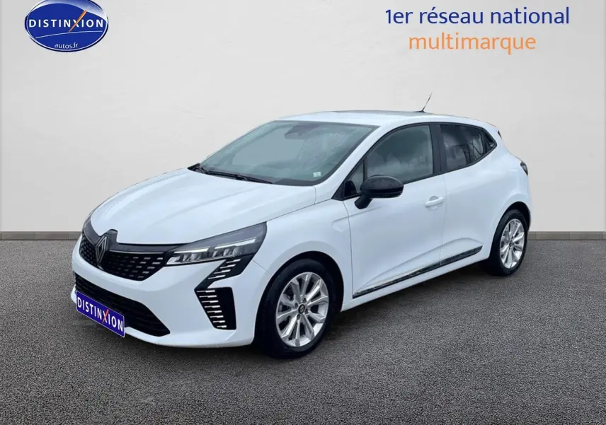 Renault Clio V blanche vue 3/4 avant droit, avec phares LED et jantes alliage argentées.