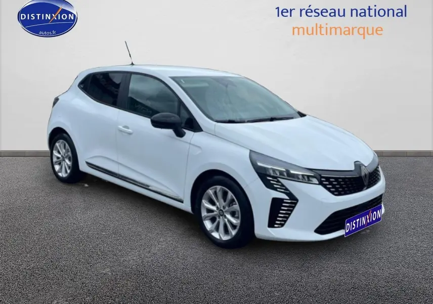 Renault Clio V blanche vue en 3/4 avant droit, avec phares LED et jantes alliage argentées.