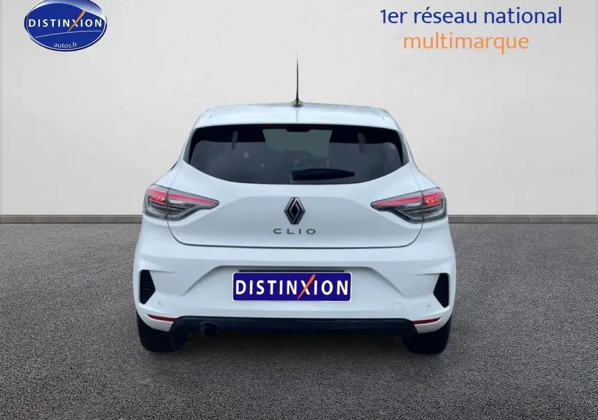 Vue arrière d'une Renault Clio V blanche avec feux arrière LED et logo Renault bien visible.