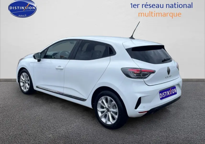 Renault Clio V blanche vue 3/4 arrière droit, avec feux arrière LED et vitres teintées.