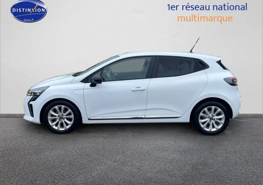 Renault Clio V blanche vue de profil côté gauche, avec jantes alliage et rétroviseurs noirs.