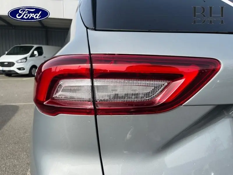 Gros plan sur le feu arrière droit du Ford Kuga gris Solar Métallisé, soulignant son design LED moderne.