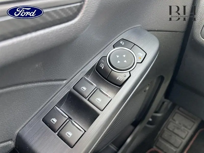 Gros plan sur les commandes de lève-vitres et rétroviseurs côté conducteur du Ford Kuga gris Solar Métallisée.