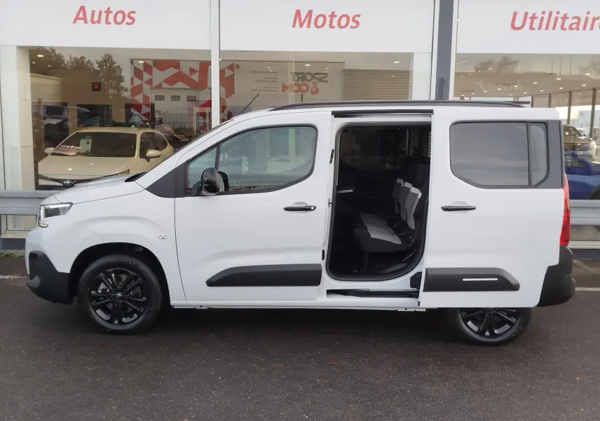 Vue latérale droite d'un Citroën Berlingo Kaolin White 2025 avec porte coulissante ouverte et sièges visibles.