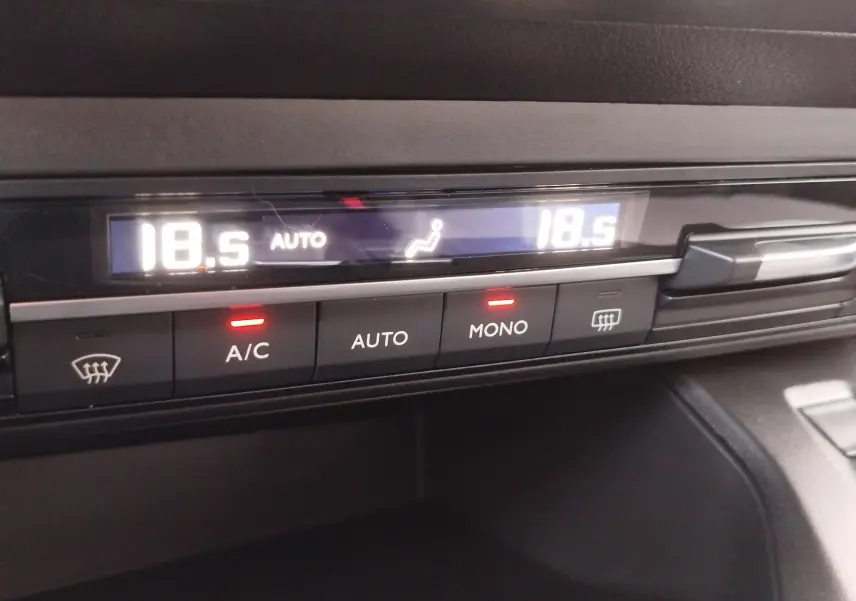 Détail du tableau de bord du Citroën Berlingo 2025 montrant la commande de climatisation automatique à 18,5°C.