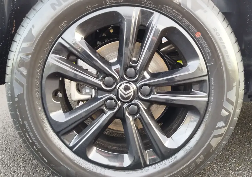 Gros plan sur la jante noire brillante de la Citroën Berlingo 2025, mettant en valeur le logo central et le pneu Nexen.