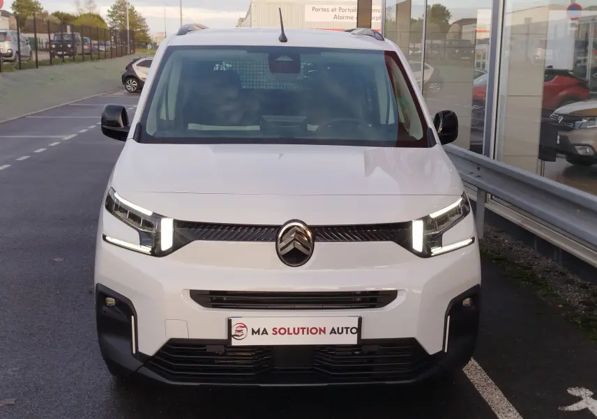 Vue de face du Citroën Berlingo 2025 blanc Kaolin avec feux LED distinctifs et calandre noire.