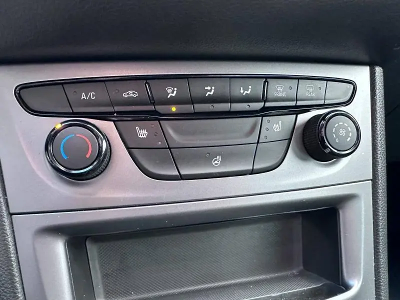 Détail de la console centrale grise de l'Opel Astra Sports Tourer 2021 avec commandes climatisation et sièges chauffants.