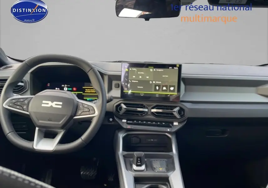 Vue intérieure avant du tableau de bord gris schiste du Dacia Bigster 2025 avec écran tactile et volant multifonction.