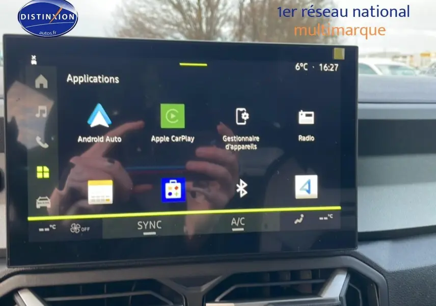 Écran tactile central de la Dacia Bigster gris schiste, vue intérieure frontale avec interface multimédia affichée.