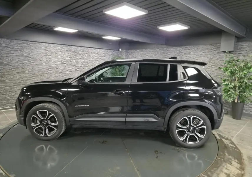 Profil droit d’un Jeep Avenger noir 2025 avec jantes alliage 18 pouces et coques de rétroviseurs gloss black.
