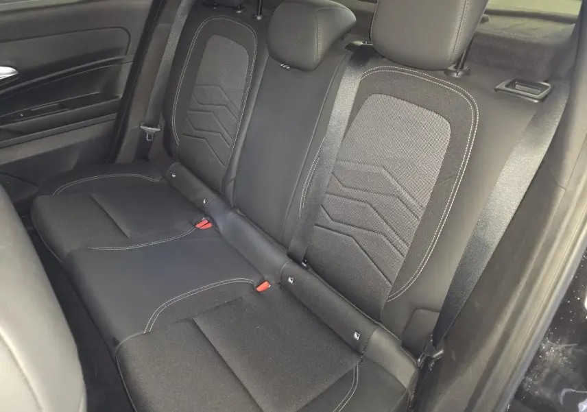 Vue intérieure de la banquette arrière noire du Jeep Avenger 2025 avec sellerie mixte tissu et TEP.