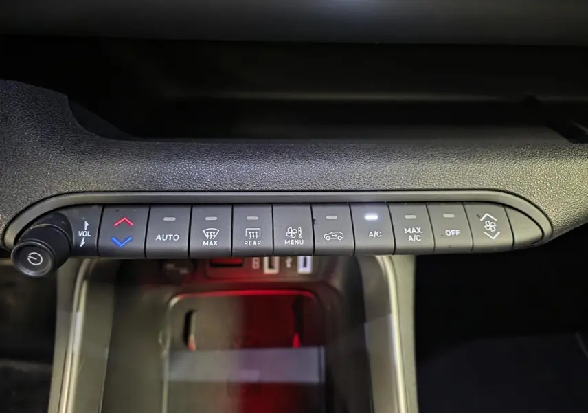 Boutons de commande de climatisation noire vue de dessus dans le Jeep Avenger 2025 finition Summit.