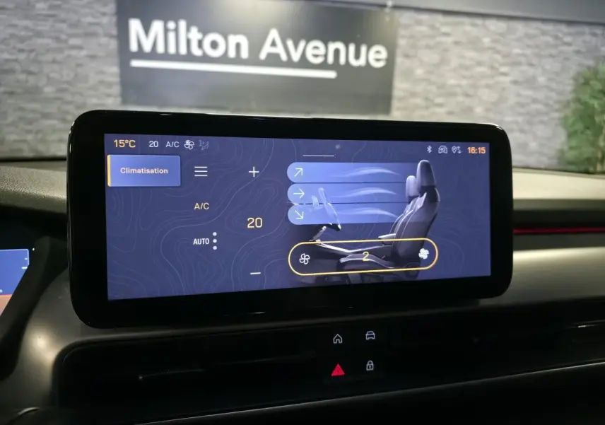 Écran tactile intérieur du Jeep Avenger 2025 affichant les réglages de climatisation avec interface moderne.