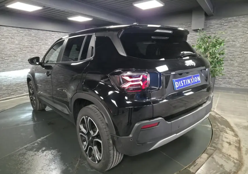 Jeep Avenger noir en 3/4 arrière droit, avec feux arrière LED et jantes alliage 18 pouces visibles.