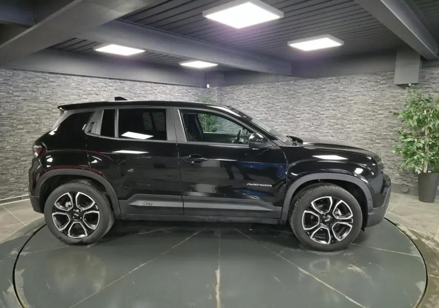 Jeep Avenger noir en vue de profil côté gauche, avec jantes alliage 18 pouces et calandre gloss black.