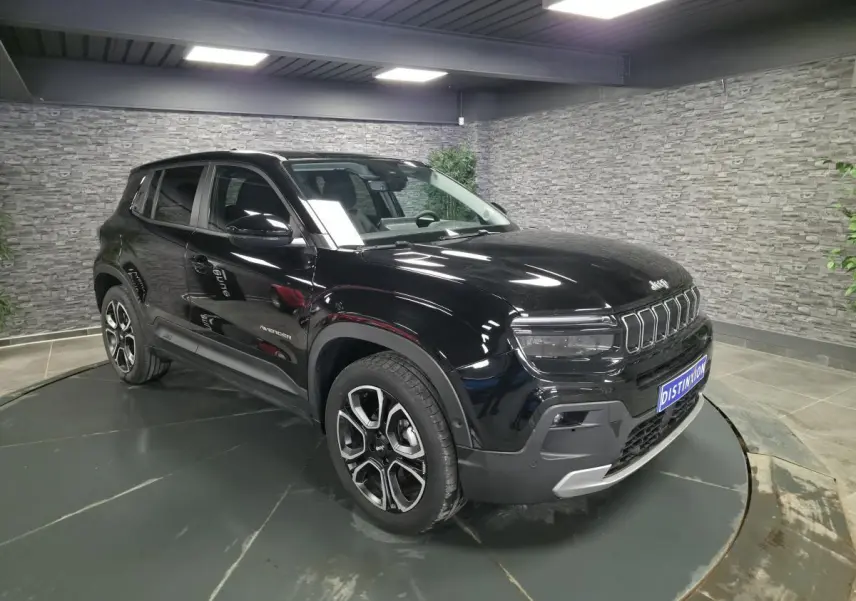 Jeep Avenger noir en 3/4 avant droit, avec calandre gloss black et jantes alliage 18 pouces distinctives.