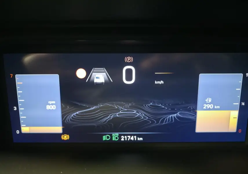 Combiné d'instrumentation numérique du Jeep Avenger 2025 affichant vitesse, régime moteur et autonomie carburant.