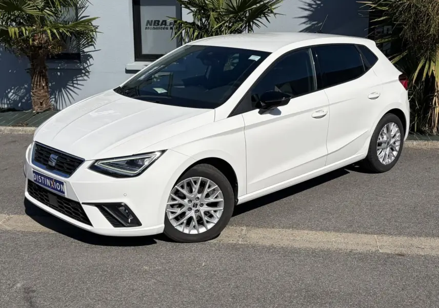 SEAT Ibiza TSI 115 FR blanc Candy vue 3/4 avant droit avec jantes alliage et vitres arrière surteintées.