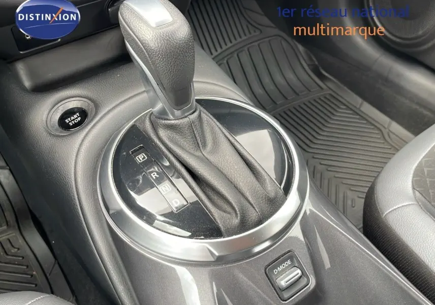 Le levier de vitesses automatique noir et gris du Nissan Juke Hybrid 2023, avec bouton start/stop visible.