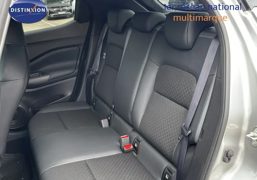 Vue intérieure côté droit des sièges arrière en tissu noir du Nissan Juke Hybrid 2023 gris perle métal.