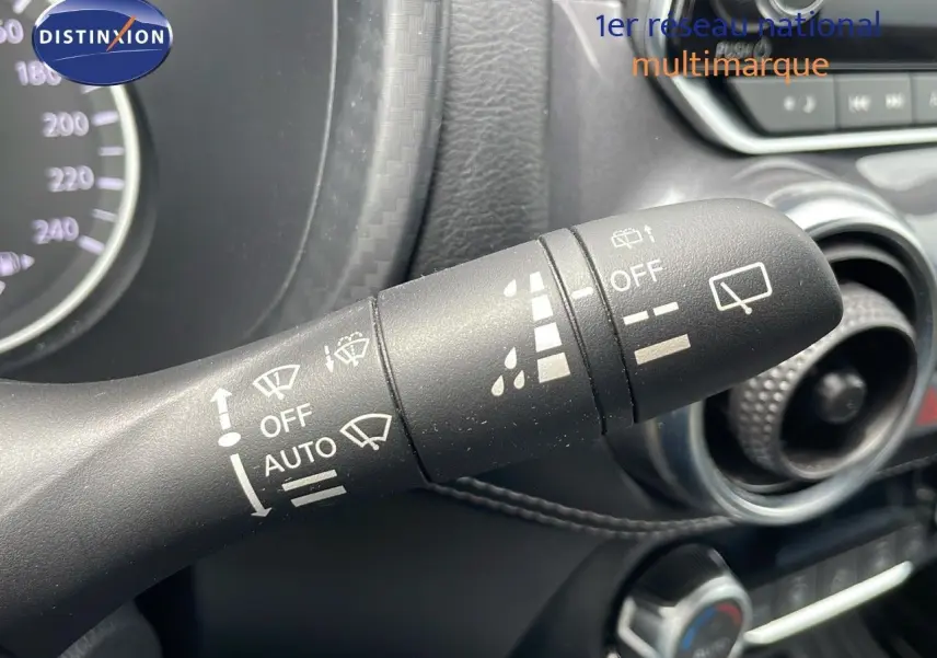 Gros plan sur la commande d'essuie-glace du Nissan Juke Hybrid 2023, intérieur noir avec détails blancs.