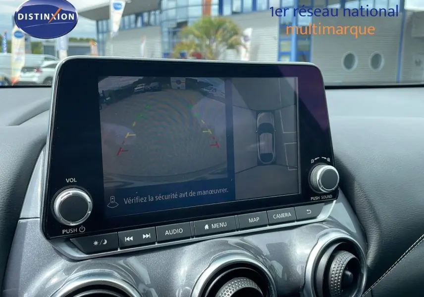 Écran central affichant la caméra de recul et vue 360° dans un Nissan Juke Hybrid gris perle 2023.