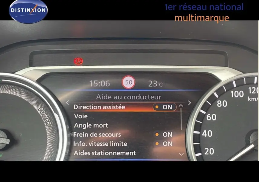 Tableau de bord numérique du Nissan Juke Hybrid 2023 montrant les aides au conducteur activées à 15h06.