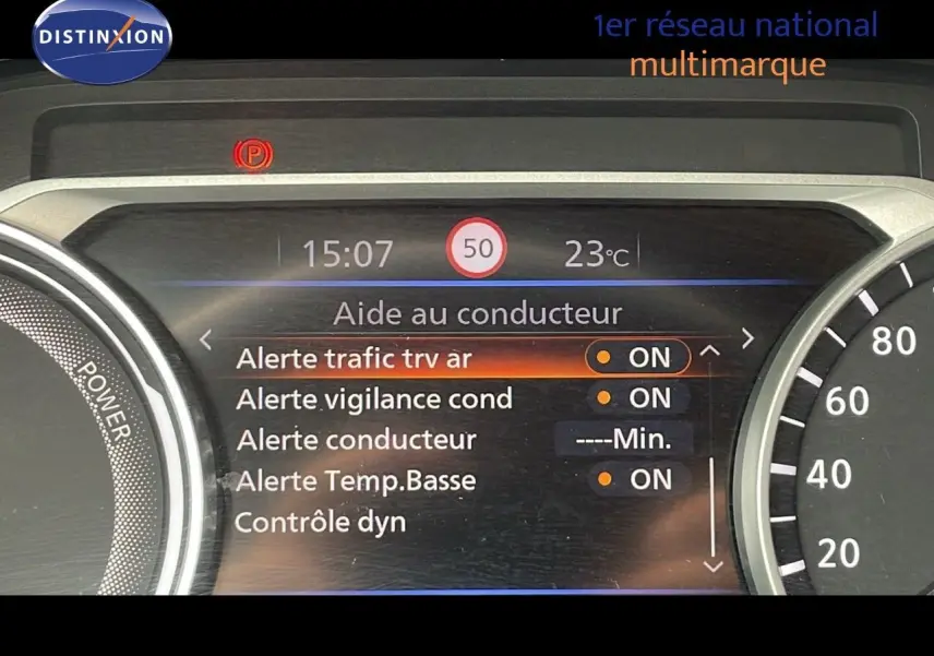 Affichage numérique du tableau de bord du Nissan Juke Hybrid 143ch Business+ montrant les alertes d'aide au conducteur.