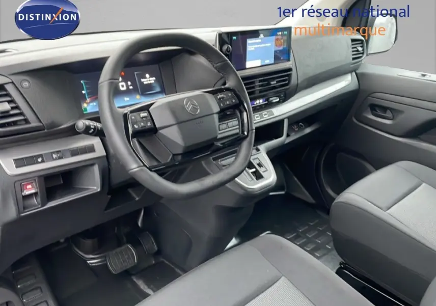 Vue intérieure côté conducteur du Citroën Jumpy Cabine Approfondie 2025, tableau de bord moderne en gris et noir.