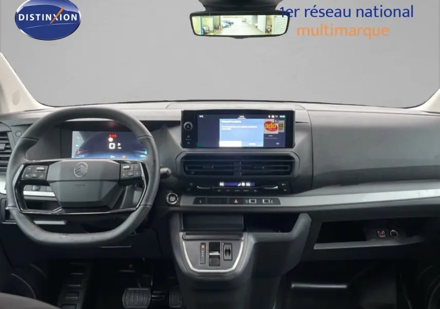 Vue intérieure frontale du tableau de bord et volant noir du Citroën Jumpy Cabine Approfondie gris titane 2025.