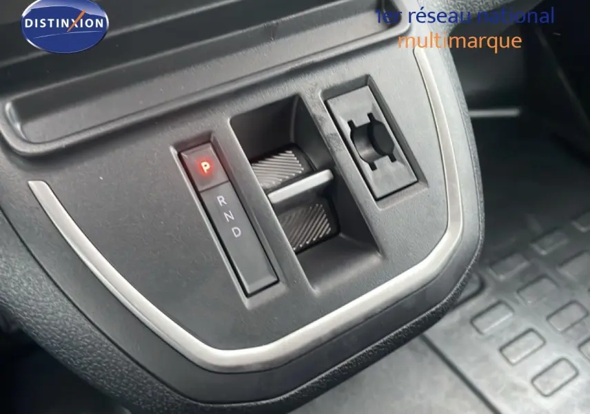 Gros plan sur la commande de boîte automatique avec levier en position parking dans un Citroën Jumpy Cabine Approfondie gris titane.
