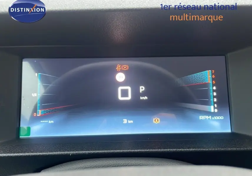 Affichage numérique du tableau de bord du Citroën Jumpy L3 gris titane, montrant la vitesse à 0 km/h et le régime moteur.