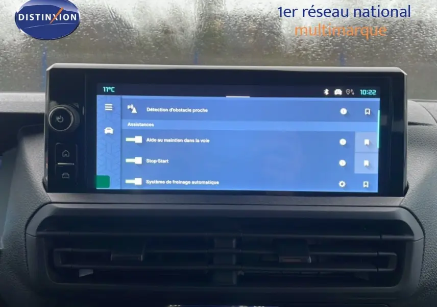 Tableau de bord avec écran tactile central affichant les aides à la conduite du Citroën Jumpy Cabine Approfondie 2025.