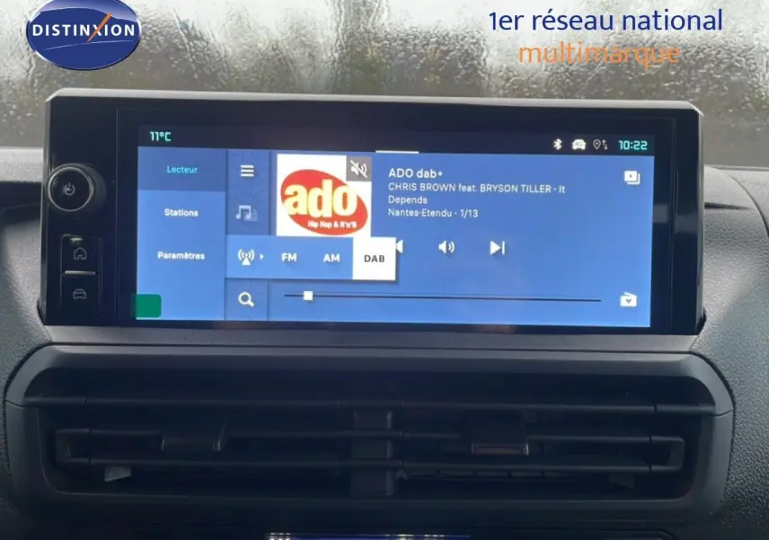 Écran tactile central du tableau de bord du Citroën Jumpy Long L3 gris titane, affichant la radio DAB.