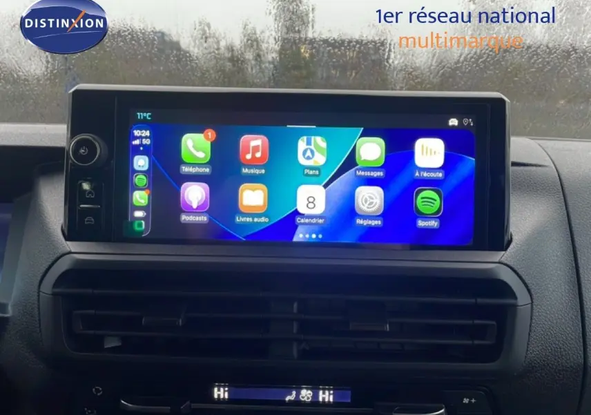 Écran tactile central allumé montrant l’interface Apple CarPlay dans l’habitacle du Citroën Jumpy Cabine Approfondie gris titane.