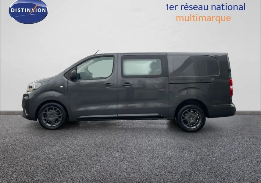 Vue de profil côté gauche d’un Citroën Jumpy Cabine Approfondie gris titane métal, version longue L3 2025.