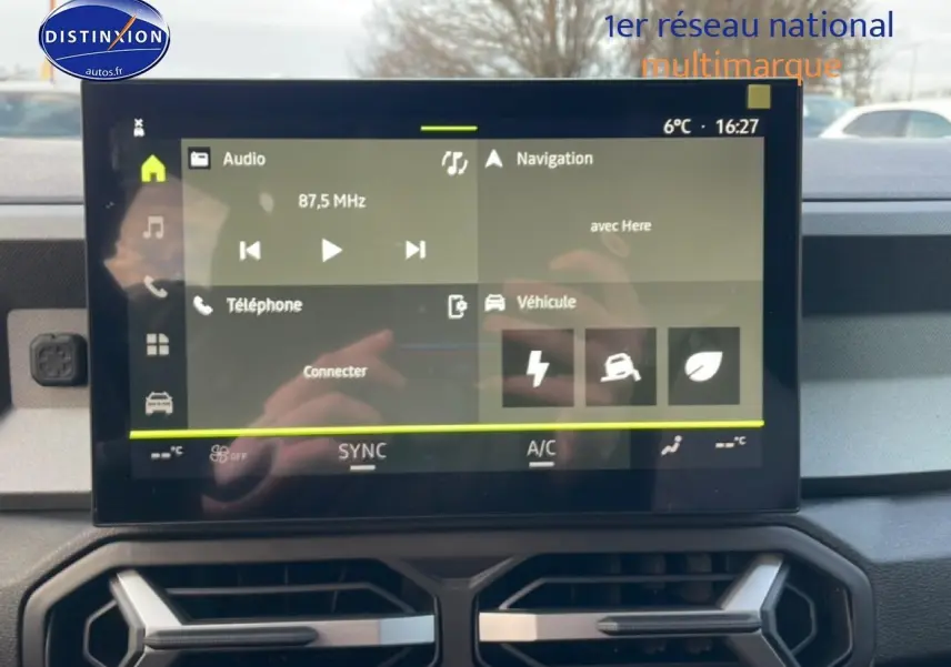 Écran tactile central du tableau de bord du Dacia Bigster 2025 affichant les menus audio, navigation et véhicule.